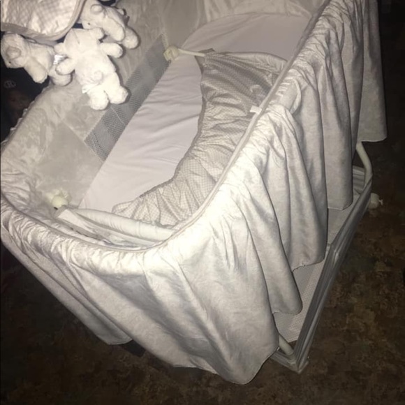 Bassinet - Picture 2 of 2